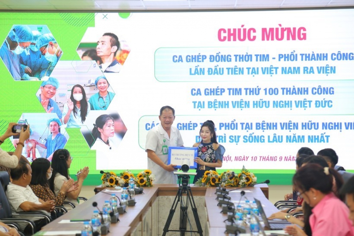 Các bác sỹ vui mừng khi bệnh nhân ghép đồng thời tim - phổi khỏe mạnh xuất viện