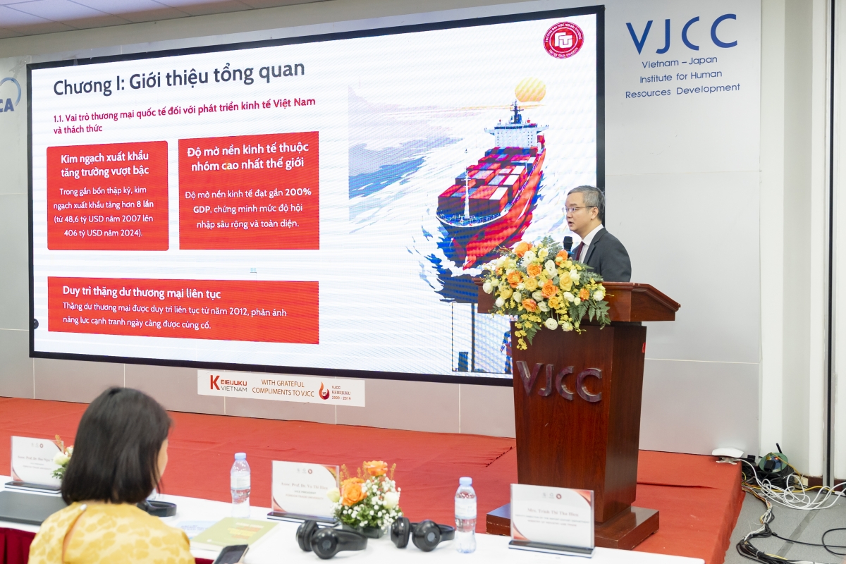 Đại diện Trường Đại học Ngoại thông thông tin về Báo cáo