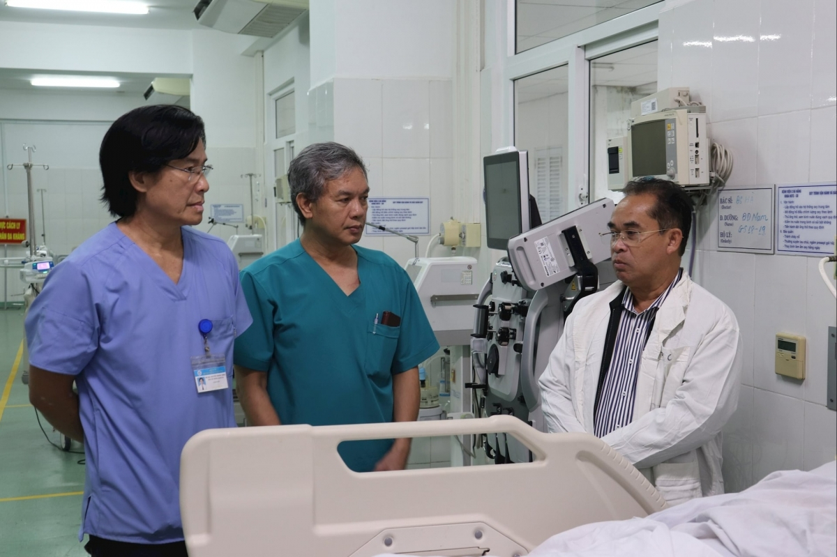 Phó Chủ tịch UBND thành phố Trần Anh Tuấn (bên phải) trao đổi với lãnh đạo, bác sĩ Bệnh viện C Đà Nẵng về tình hình sức khỏe các nạn nhân đang được điều trị tại bệnh viện.