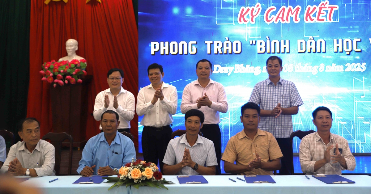 Ông Lê Phước Toàn (hàng đứng ngoài cùng bên trái) luôn tận tâm vì công việc, luôn sẵn sàng hỗ trợ nhân dân.