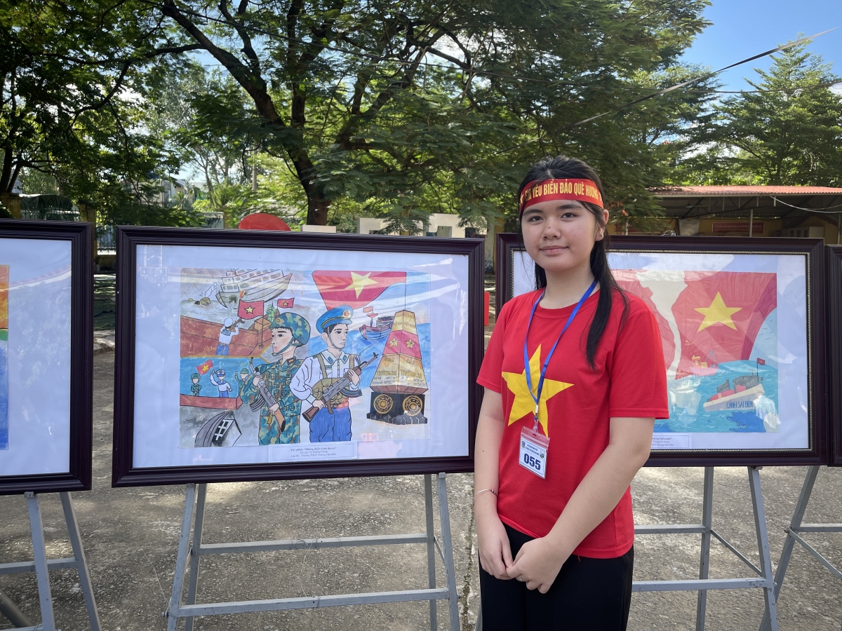 Em Tạ Hương Giang, học sinh lớp 8E trường trung học cơ sở Trương Hán Siêu đạt giải ba với bức tranh "Những người lính nơi đảo xa"