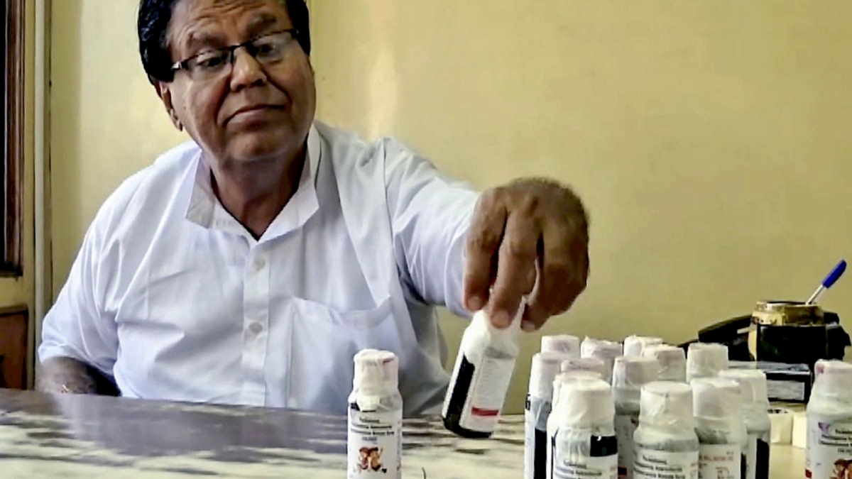 Một viên chức đang kiểm tra các chai siro ho “Coldrif” sau cuộc đột kích của Cục Quản lý Dược phẩm và Thực phẩm tại Công ty Dược phẩm Kataria, tại Madhya Pradesh (Ấn Độ), ngày 4.10.2025