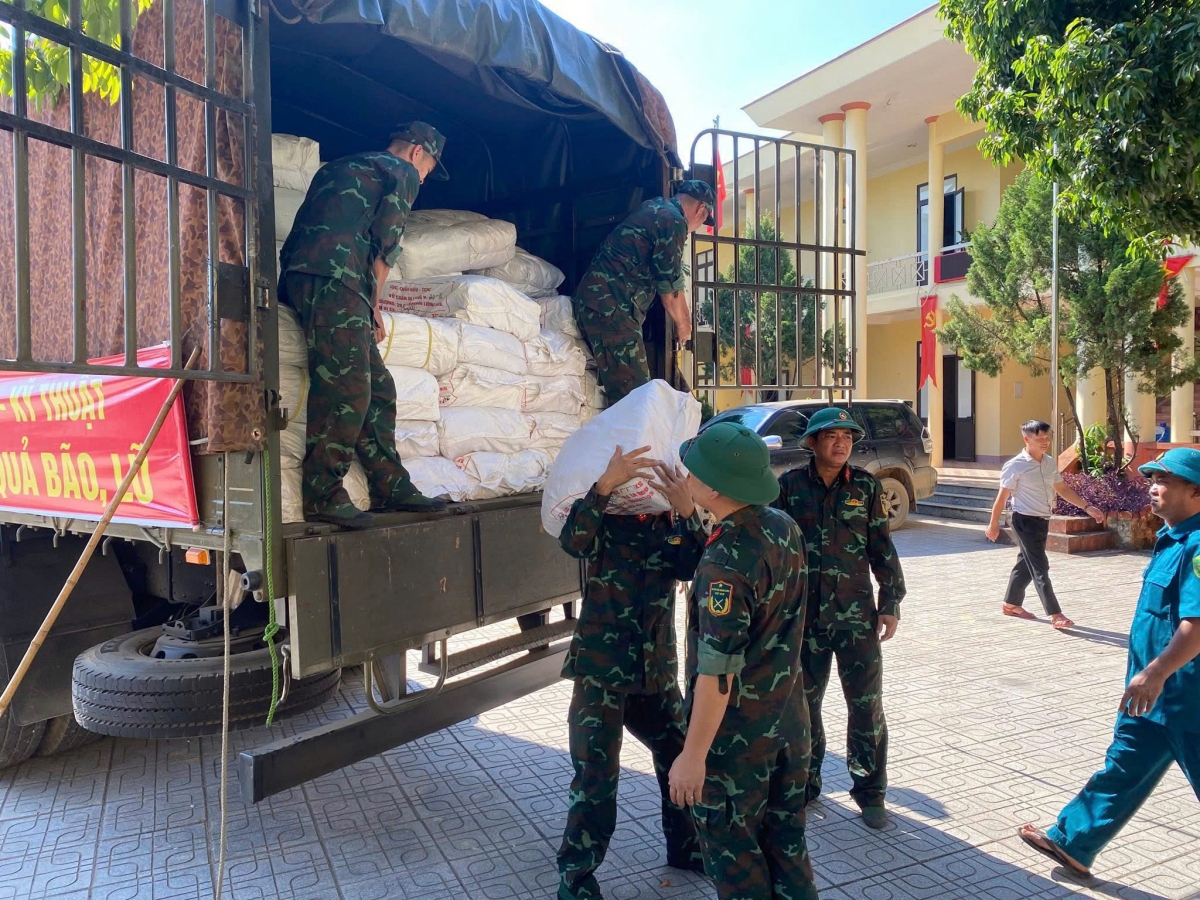 Khẩn trương hỗ trợ gạo cho các vùng thiên tai.