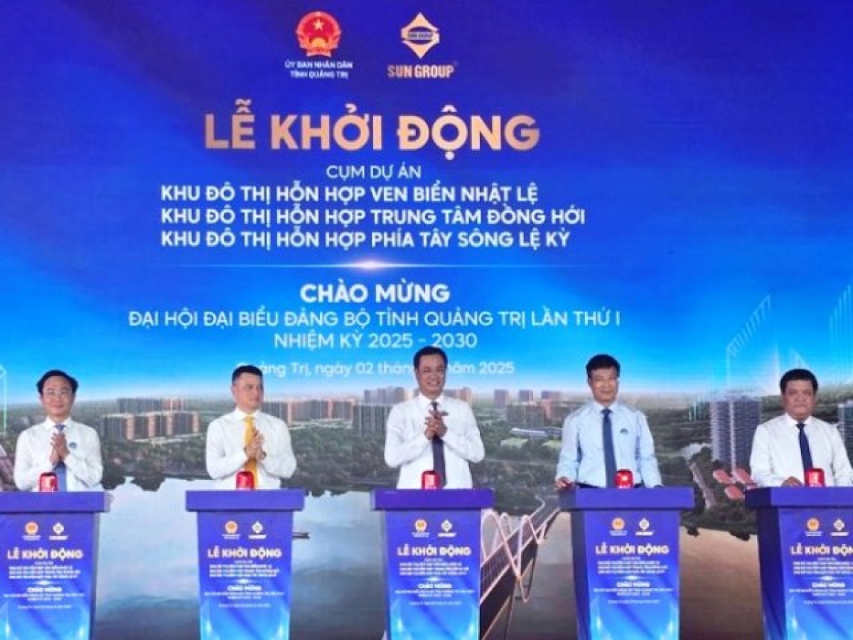 Các đại biểu dự lễ bấm nút khởi động 3 dự án có tổng mức đầu tư 38 nghìn tỷ đồng tại Quảng Trị.