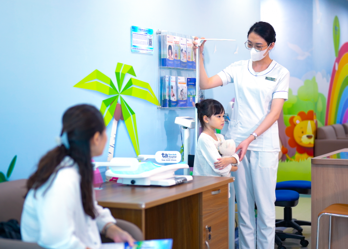 Khu khám Nhi tại Phòng khám Đa khoa Tâm Anh Cầu Giấy được thiết kế thân thiện, sinh động với trẻ em, mang đến không gian thoải mái, giúp bé hợp tác tốt hơn trong quá trình khám và điều trị.