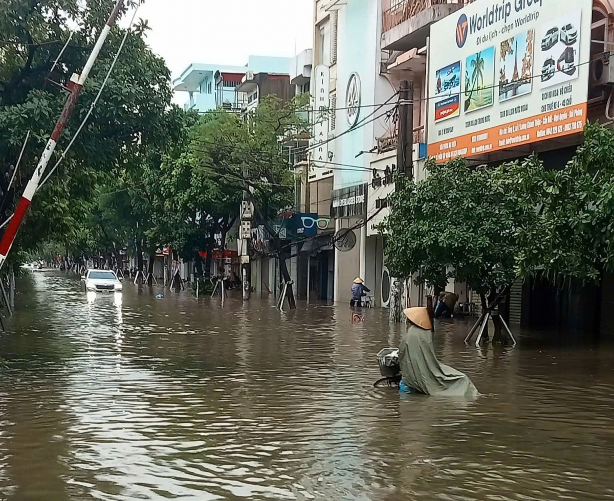 Khu vực trung tâm thành phố Hải Phòng ngập sâu, việc đi lại của người dân gặp nhiều khó khăn (Ảnh: CTV)
