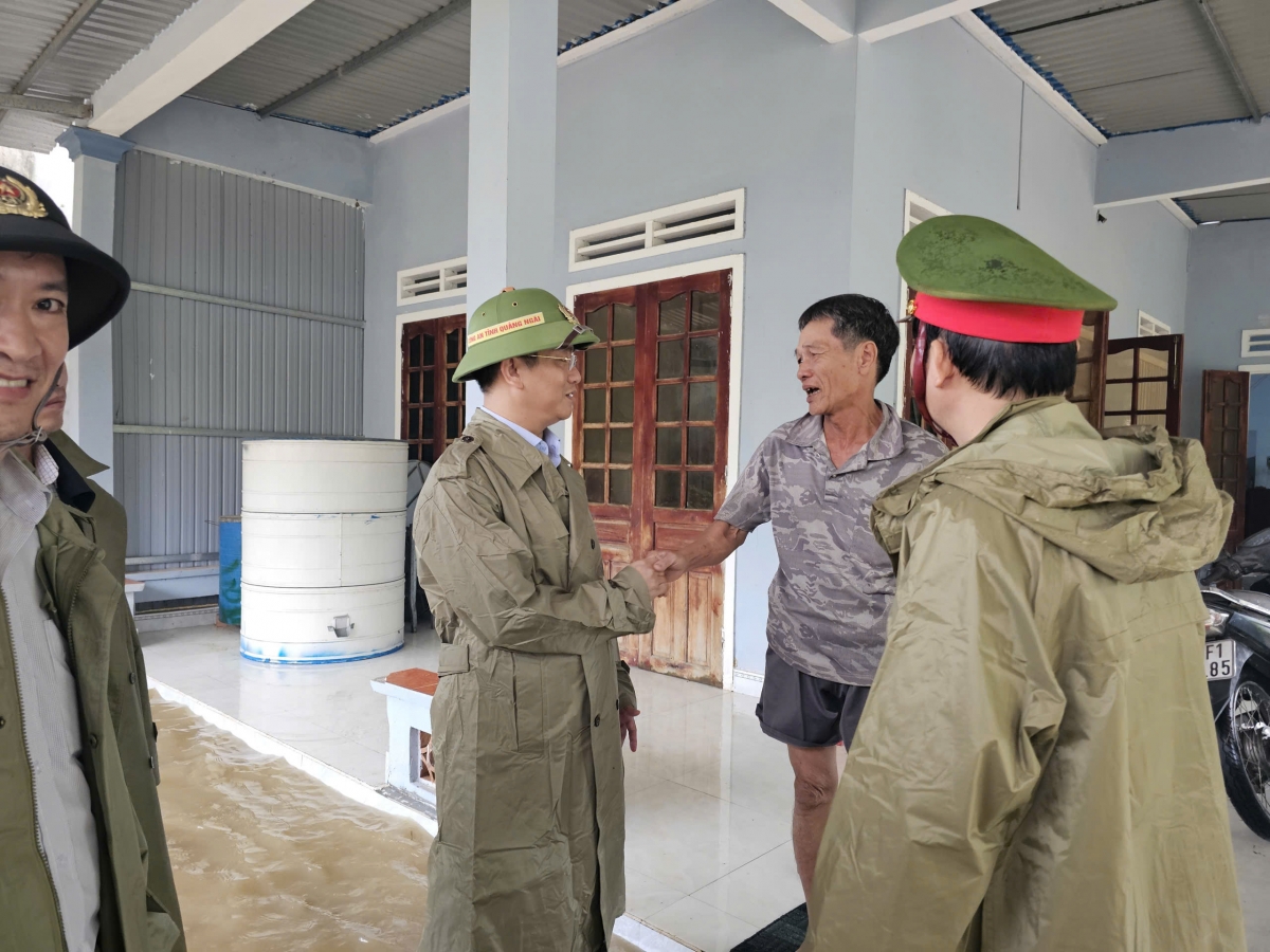 Lãnh đạo UBND Quảng Ngãi kiểm tra, thăm hỏi người dân vùng ngập lụt.