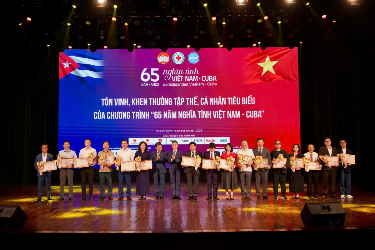 Lễ tôn vinh các tập thể, cá nhân tiêu biểu của chương trình 65 năm nghĩa tình Việt Nam Cu Ba