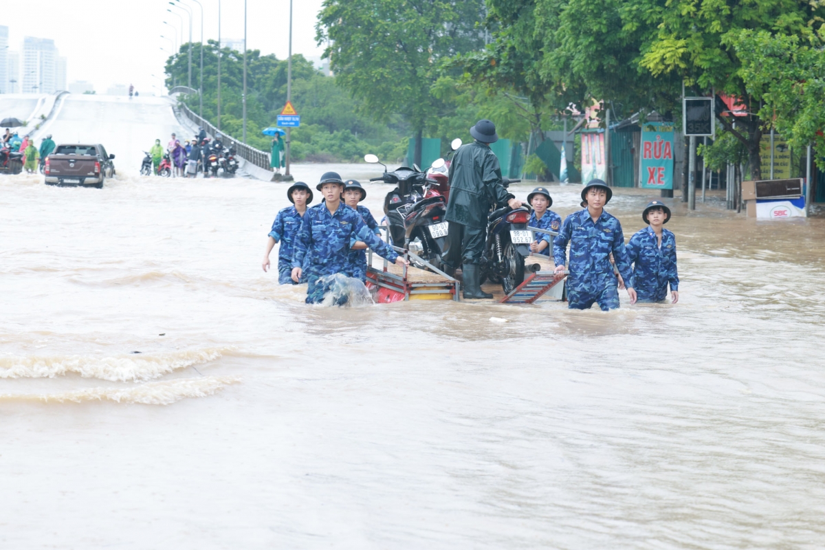 Lực lượng Cảnh sát biển đã giúp hàng trăm lượt người cùng phương tiện vượt qua đoạn ngập sâu gần 1m.