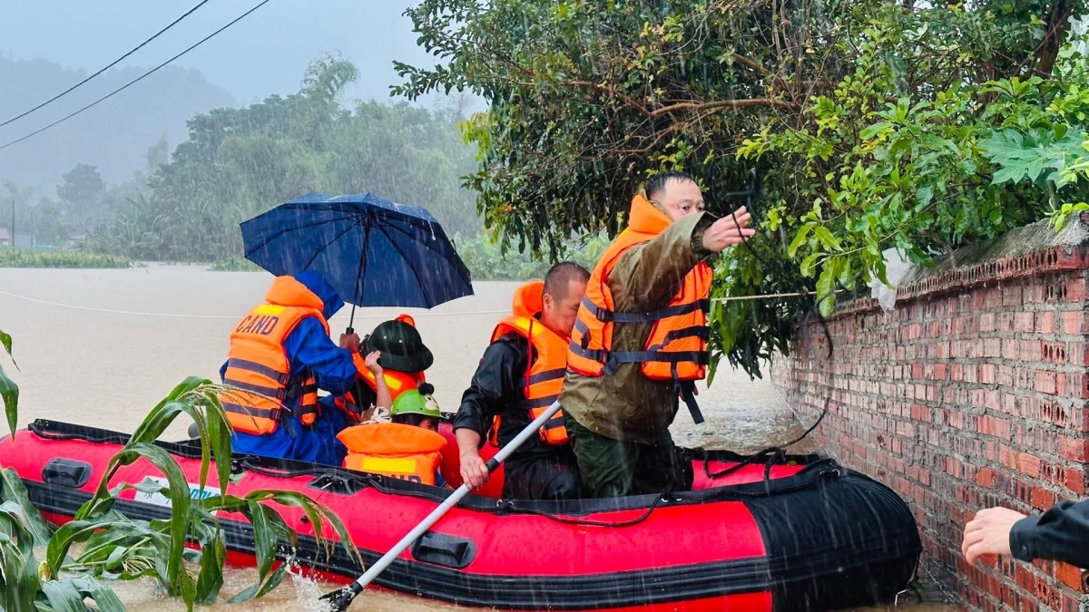 Lực lượng Cảnh sát cơ động hỗ trợ nhân dân ứng phó với bão số 10.