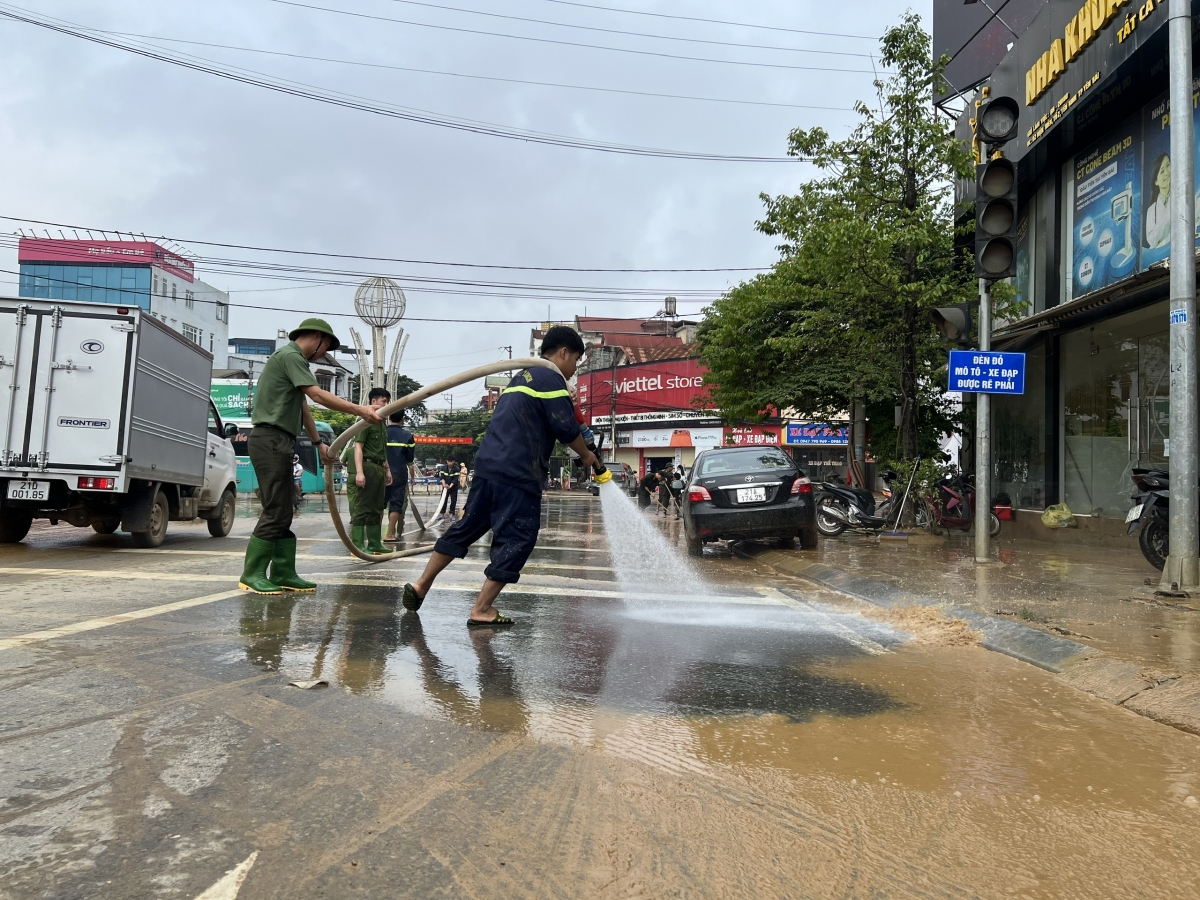 Lực lượng cảnh sát PCCC và CNCH huy động tối đa nhân lực và phương tiện vệ sinh đường phố
