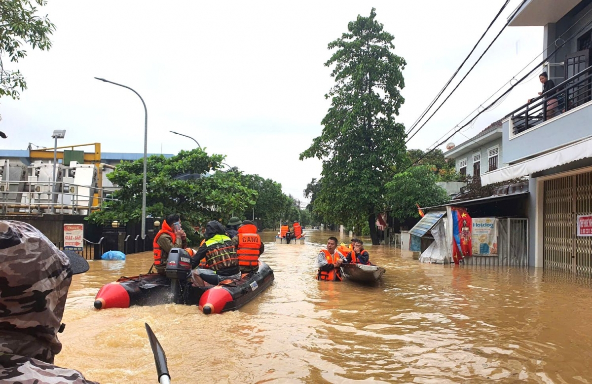 Lực lượng chức năng giúp dân trong lũ
