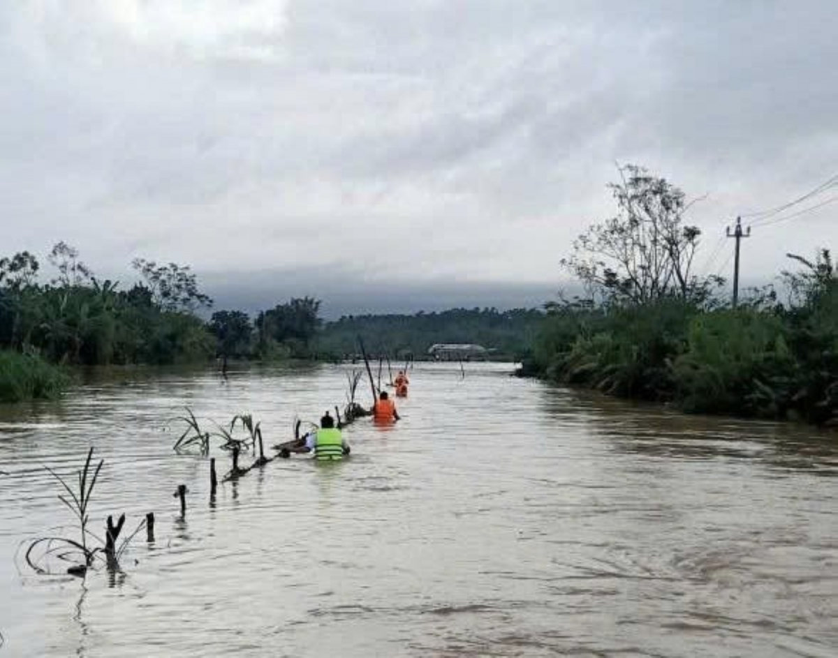 Lực lượng chức năng tìm kiếm 1 em nhỏ bị nước cuốn mất tích