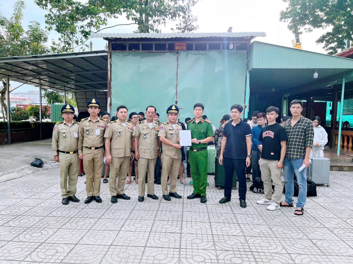 Lực lượng chức năng Việt Nam và Campuchia bắt giữ các đối tượng.