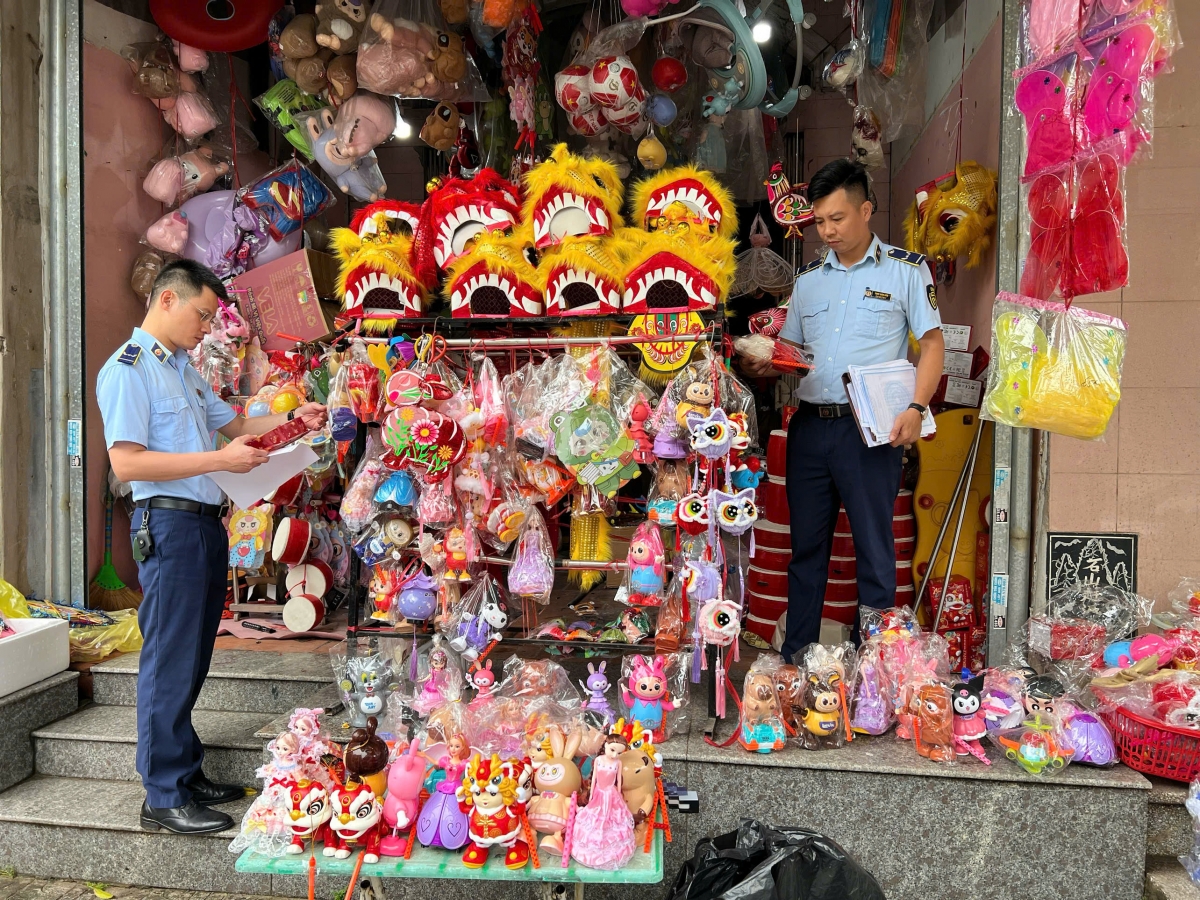 Lực lương QLTT Thái Nguyên kiểm tra các cơ sở kinh doanh mặt hàng phục vụ dịp Trung thu.