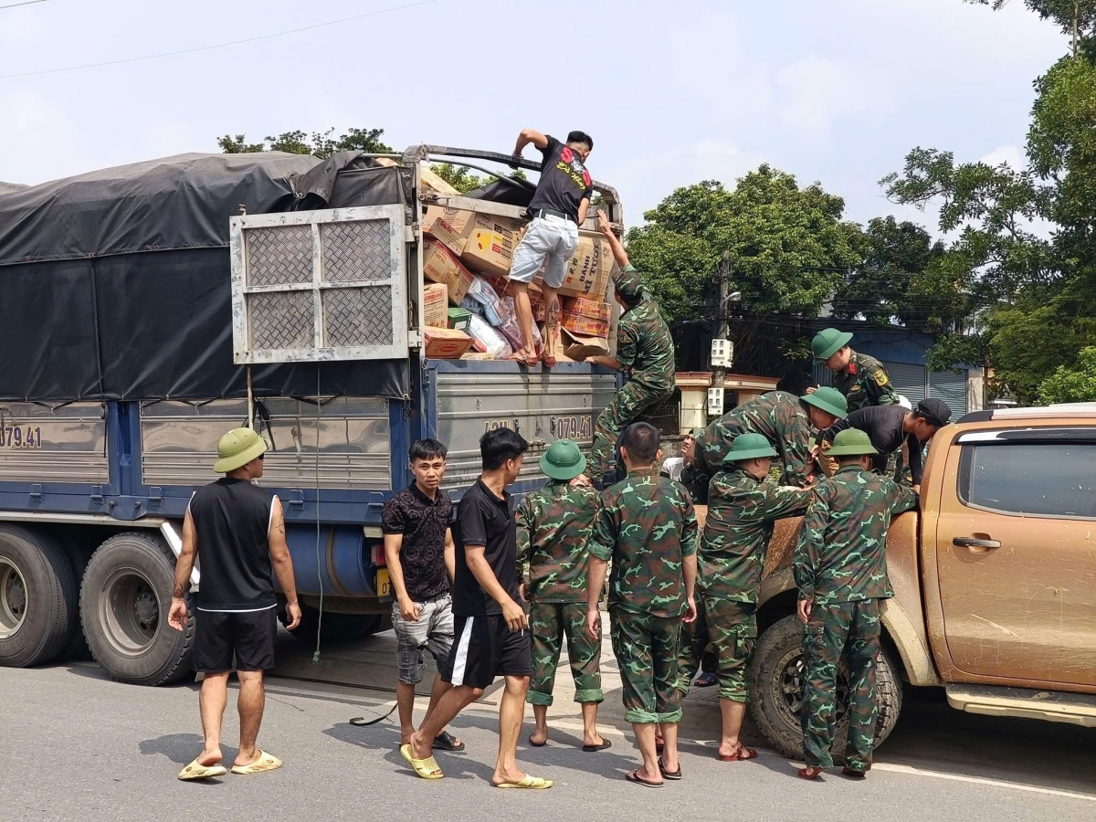 Lực lượng quân đội hỗ trợ đưa những lô hàng cứu trợ đến với nhân dân vùng bão lũ.
