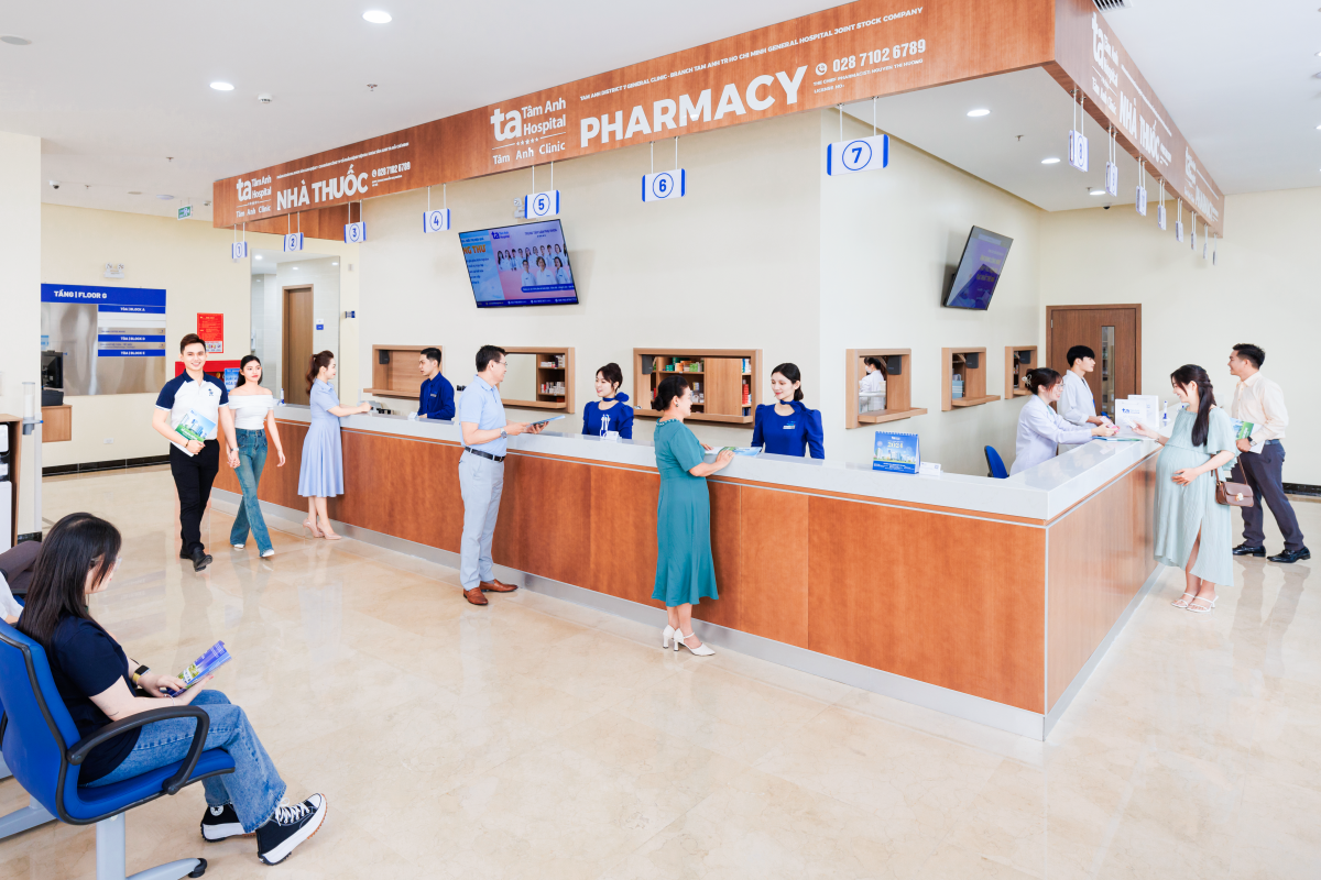 Mỗi tầng tại Phòng khám Đa khoa Tâm Anh Cầu Giấy đều có nhà thuốc rộng rãi, hiện đại giúp người bệnh được hướng dẫn, tư vấn và nhận thuốc thuận tiện, an tâm