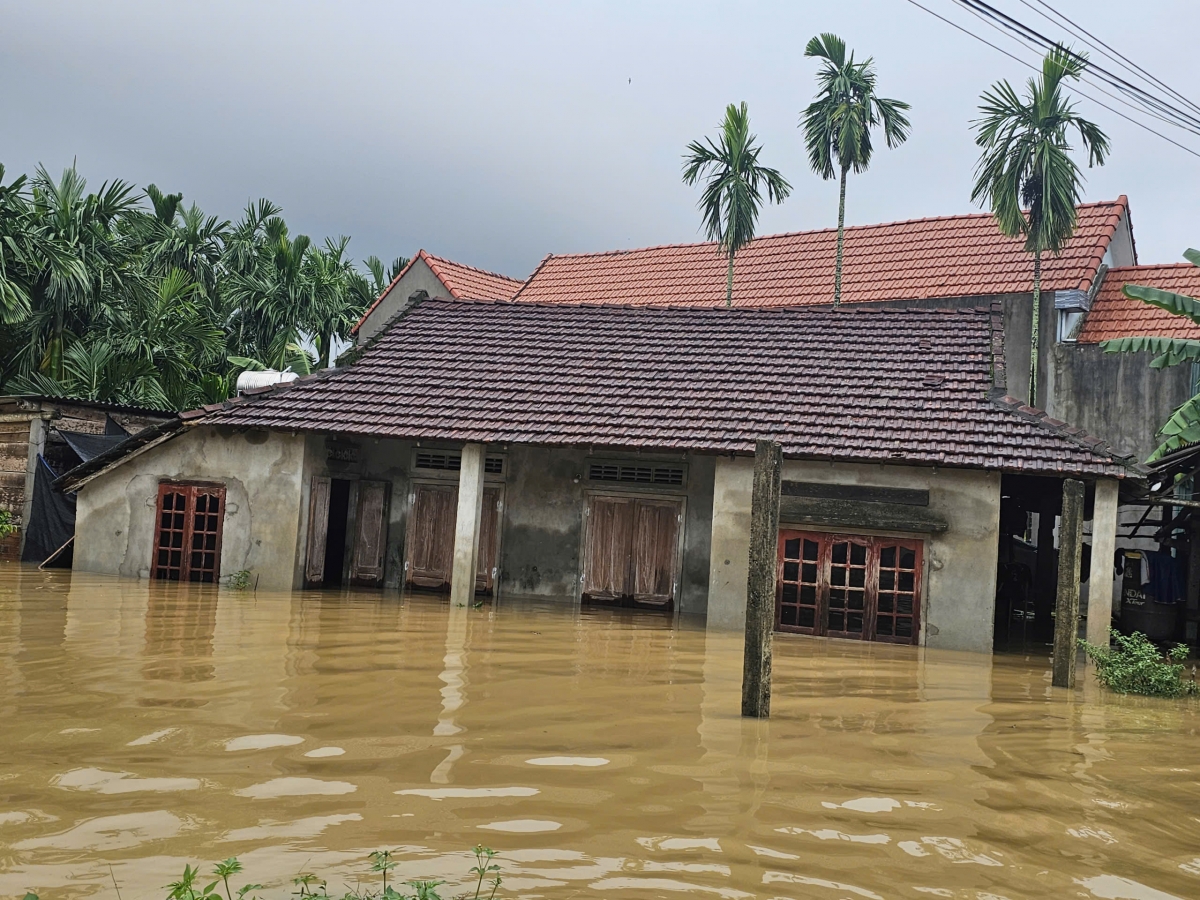 Một căn nhà ở xã Nghĩa Hành, tỉnh Quảng Ngãi ngập lụt.