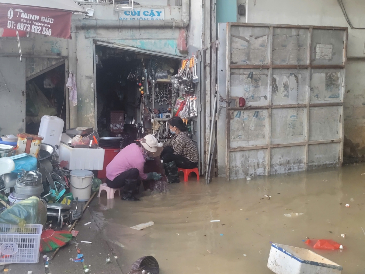 Một số hộ cố gắng tìm kiếm, vớt vát hàng hóa còn sót lại nhằm gỡ gạc chút vốn liếng.