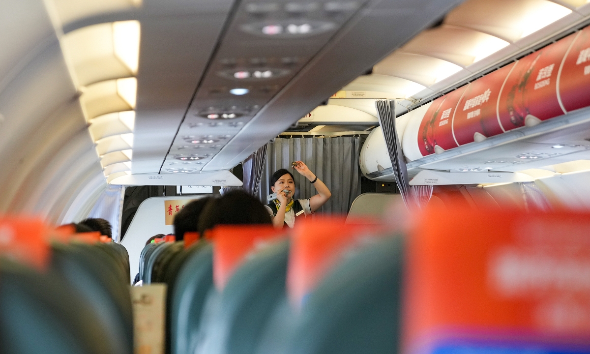 Một tiếp viên trên chuyến bay của Spring Airlines từ Sapporo, Nhật Bản đến Sân bay Phố Đông, Thượng Hải hôm 10/8/2025. Ảnh: VCG