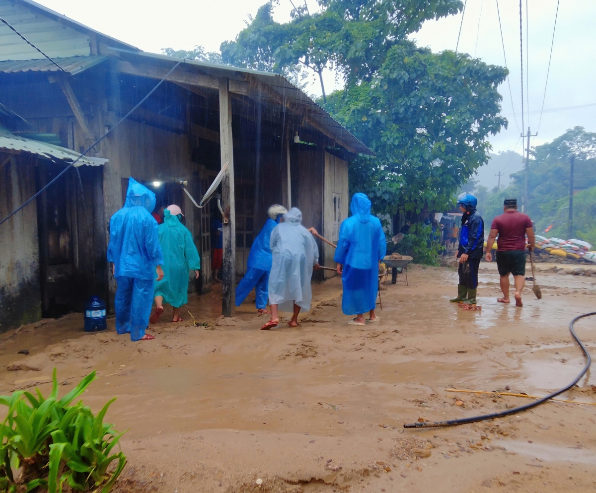 Mưa lớn gây sạt lở ở xã Nam Giang, TP Đà Nẵng (Ảnh: A Viết Sĩ).