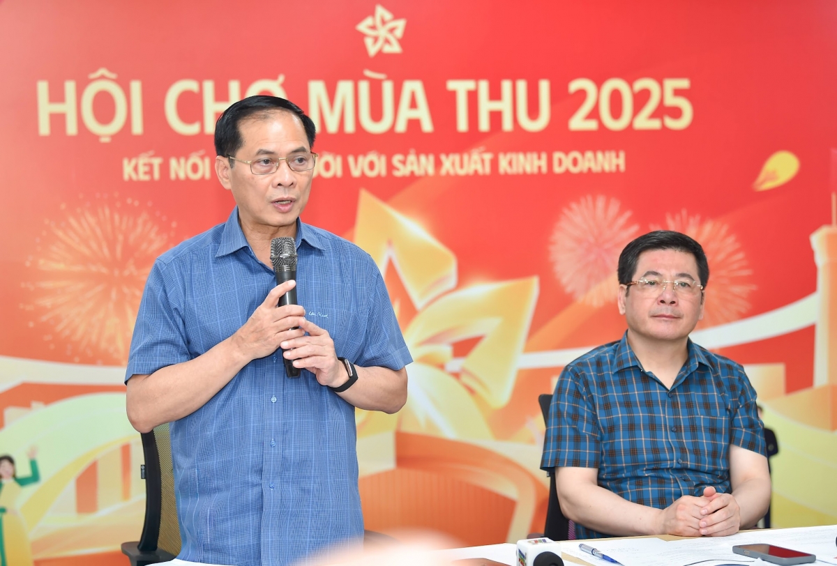 Phó Thủ tướng Bùi Thanh Sơn - Trưởng ban tổ chức Hội chợ mùa thu lần thứ I - 2025 kiểm tra công tác chuẩn bị tổ chức hội chợ 