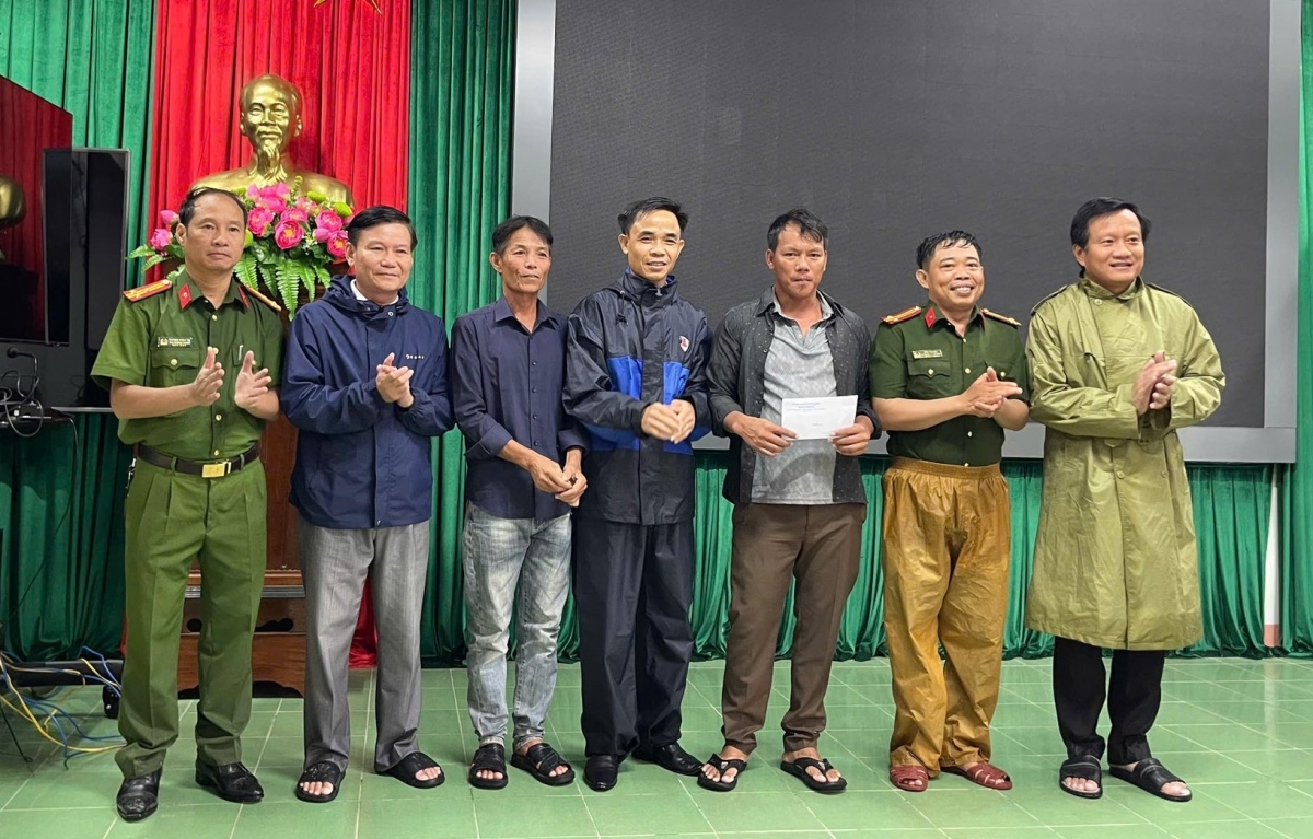 Ngày 28-9, UBND xã Cửa Việt đã khen thưởng đột xuất đối với 3 cá nhân cứu người gồm: Trung tá Trần Văn Hiệu (thứ hai từ phải sang; ông Nguyễn Ngọc Thuận (thứ 3 từ phải sang) và ông Võ Văn Dũng (thứ 3 từ trái sang)