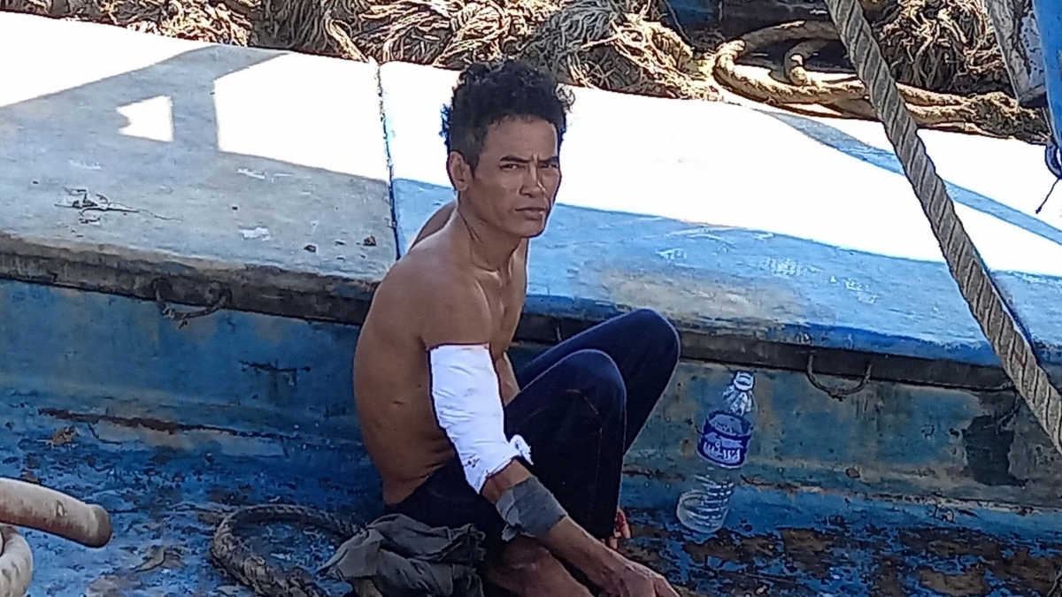 Ngư dân Đào Nhứt Lít sau khi được sơ, cấp cứu, băng bó vết thương
