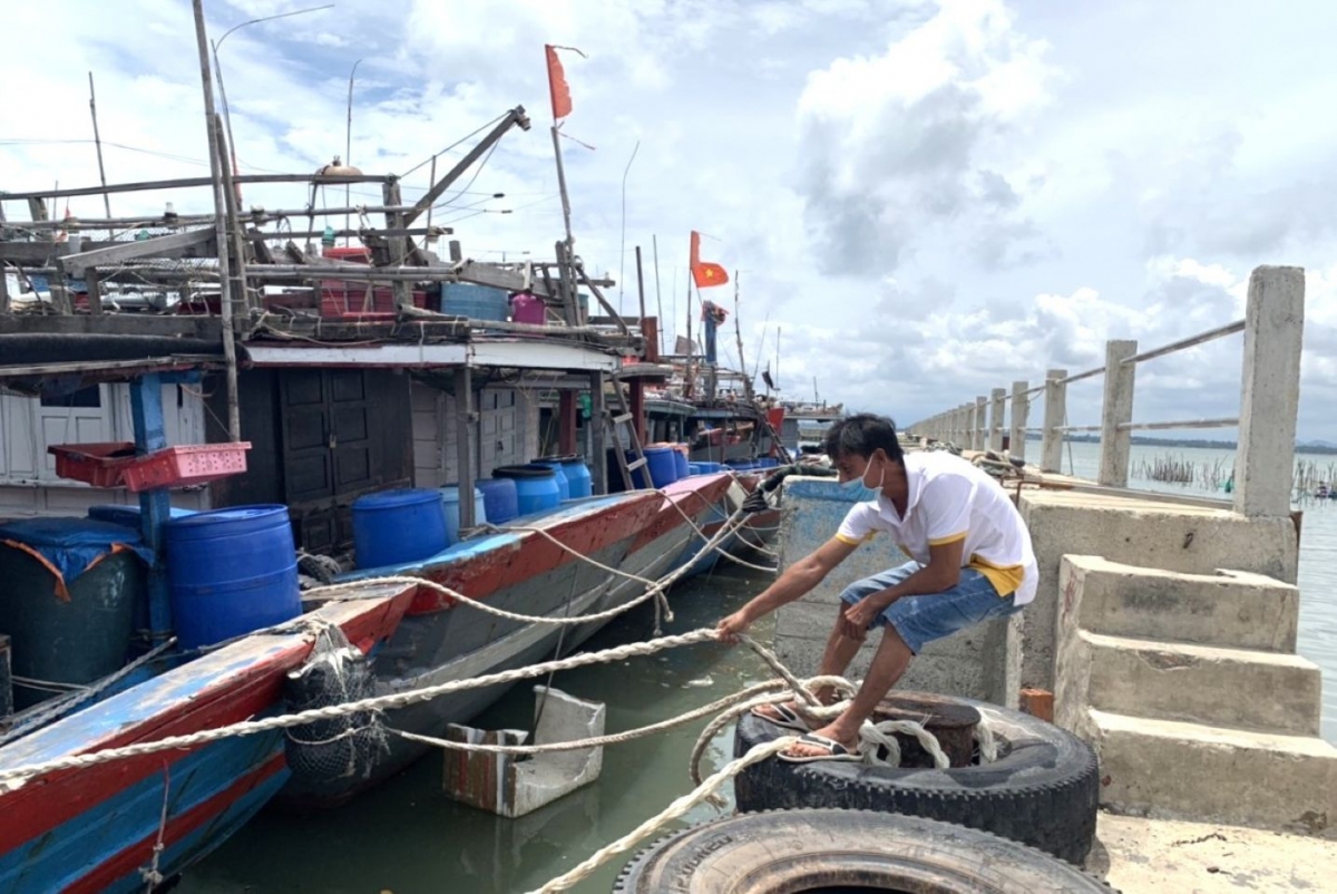 Ngư dân thành phố Huế neo đậu tàu thuyền tránh trú bão