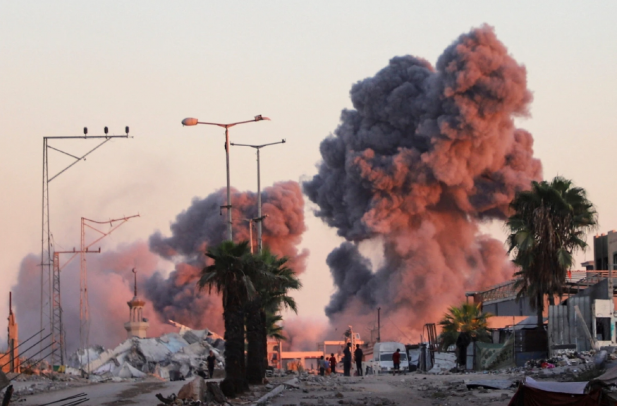 Khói bốc lên sau một cuộc không kích của Israel vào Gaza. Ảnh: Reuters
