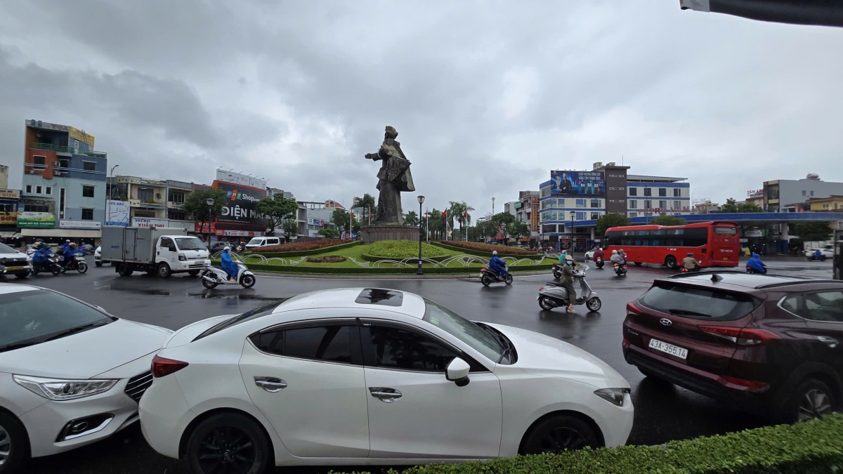 nguoi_dan_dua_oto_den_vong_xuyen_tuong_dai_me_nhu_de_do_tam_tranh_lu.jpg