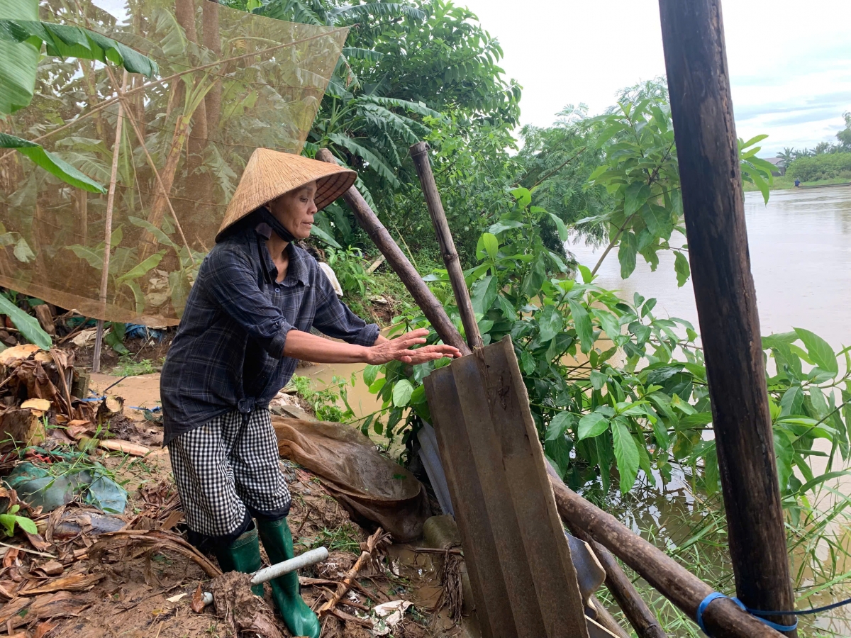 Người dân dùng các vật dụng che chắn bờ sông Bồ, thành phố Huế bị sạt lở.