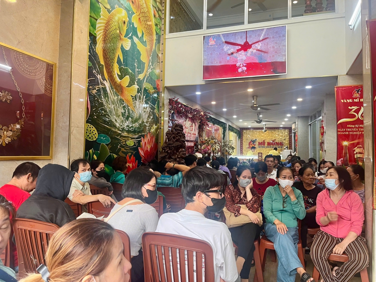 Người dân xếp hàng để mua vàng ngày 1/10.