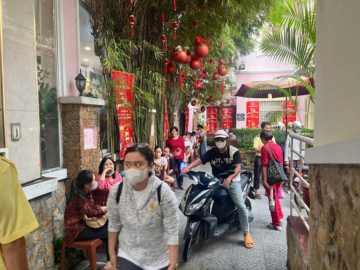 Người dân xếp hàng ở ngoài lối đi chờ mua vàng.