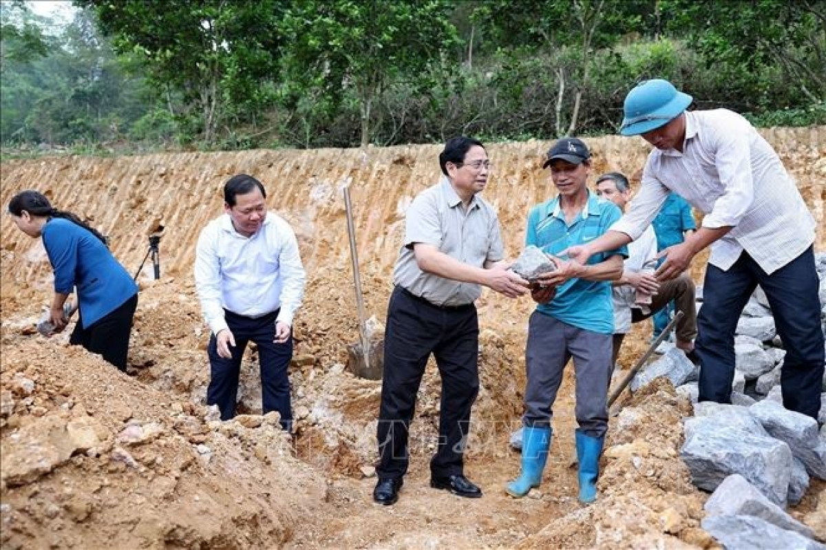 Thủ tướng tham gia khởi công xây nhà mới cho một hộ gia đình tại xã Cao Sơn, huyện Đà Bắc, tỉnh Hòa Bình. Ảnh: Dương Giang/TTXVN