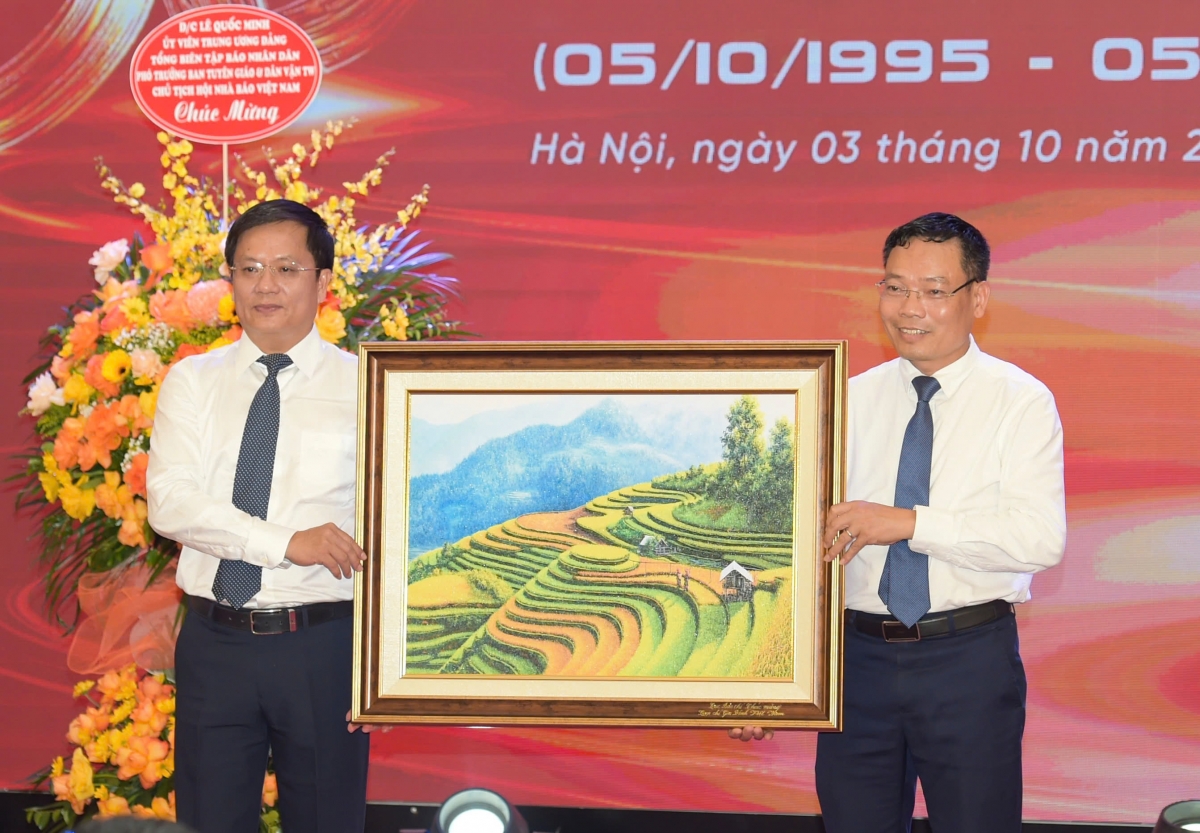 nha_bao_dang_khac_loi_pho_cuc_truong_cuc_bao_chi_bo_van_hoa_the_thao_va_du_lich_tang_qua_luu_niem_chuc_mung_tap_chi_gia_dinh_viet_nam.jpg