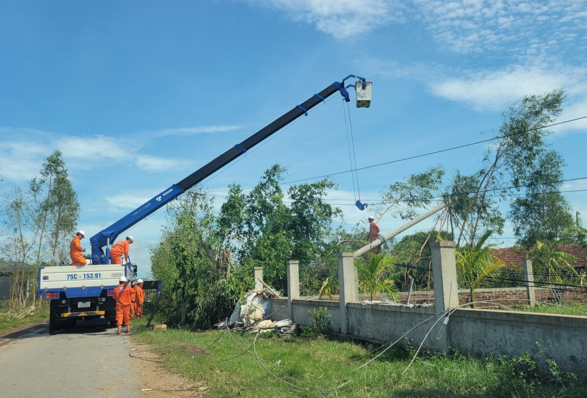 Tăng cường máy móc, nhân lực sớm khắc phục sự cố điện sau bão số 10