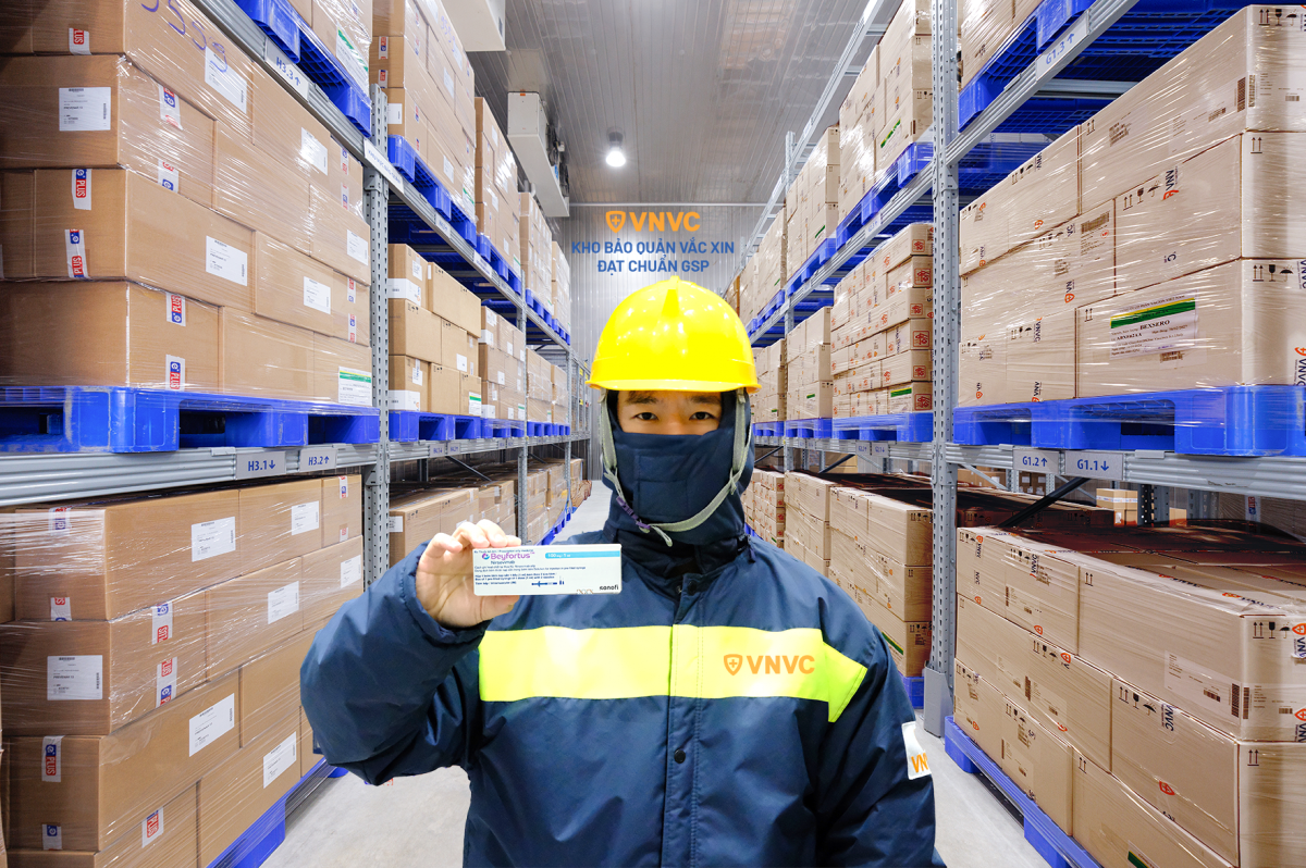Những lô kháng thể đơn dòng Nirsevimab đầu tiên về đến Hệ thống Kho lạnh đạt chuẩn quốc tế theo tiêu chuẩn GSP của VNVC và được vận chuyển đến các Bệnh viện Đa khoa Tâm Anh tại Hà Nội và TP.HCM