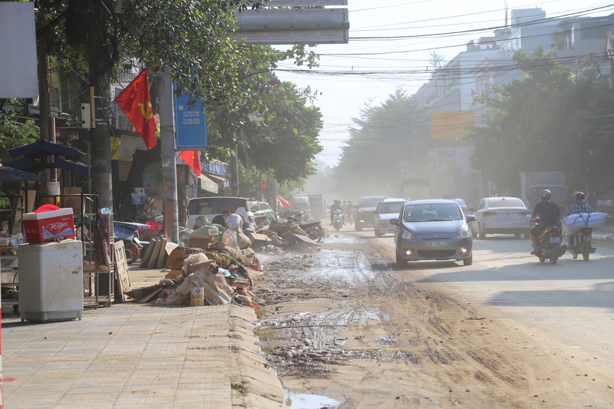 Những tuyến phố ngổn ngang bùn, rác sau lũ.
