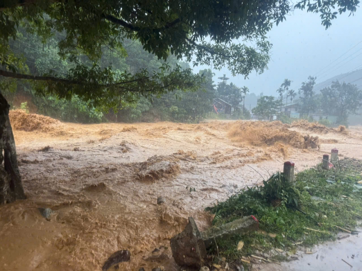 Nước các sông tiếp tục dâng cao, nước lũ đổ về.