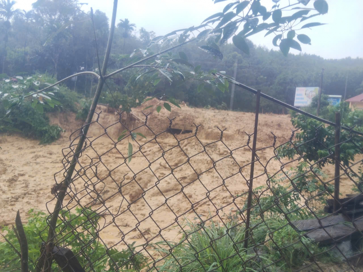 Nước lũ, đất đá cuồn cuộn tràn vào khu dân cư
