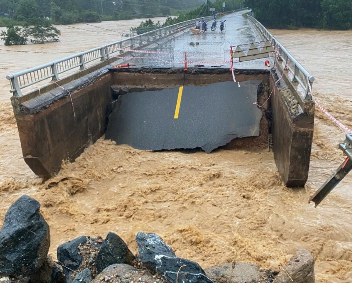 Nước lũ làm hư hỏng nhiều công trình giao thông.