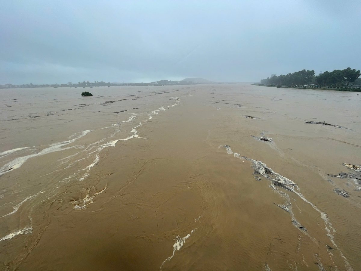 Nước lũ sông Trà Khúc vượt mức báo động 3.