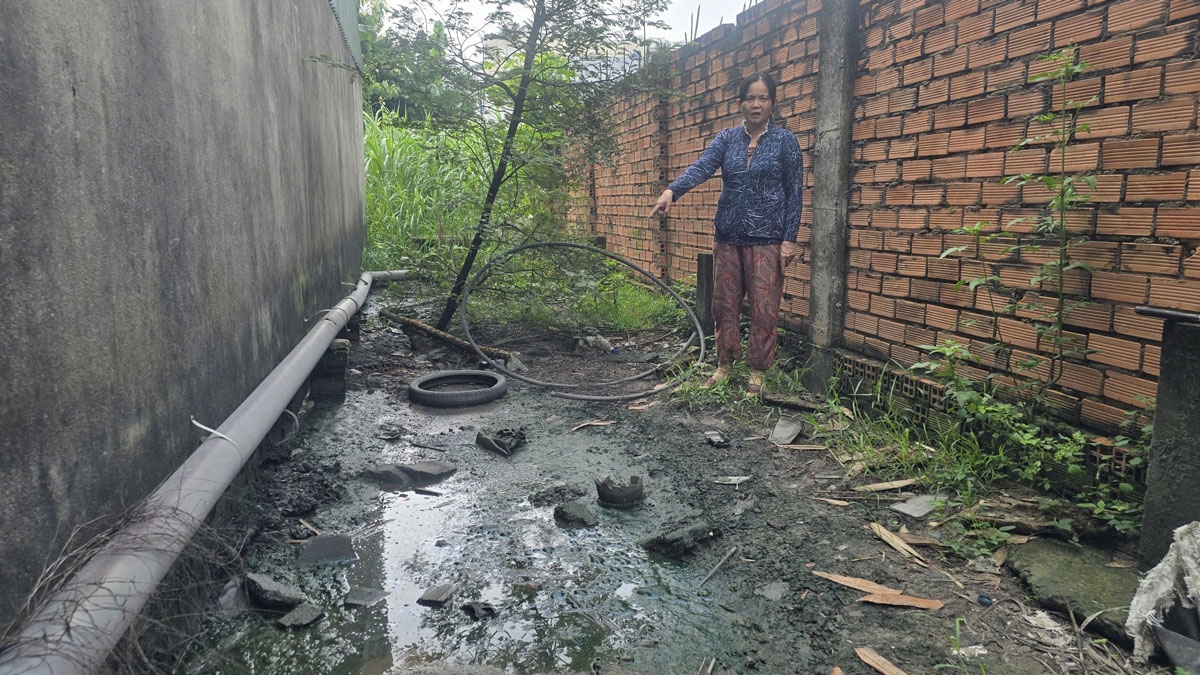 Nước thải ở bãi tập kết rác tràn ra ngoài gây ô nhiễm