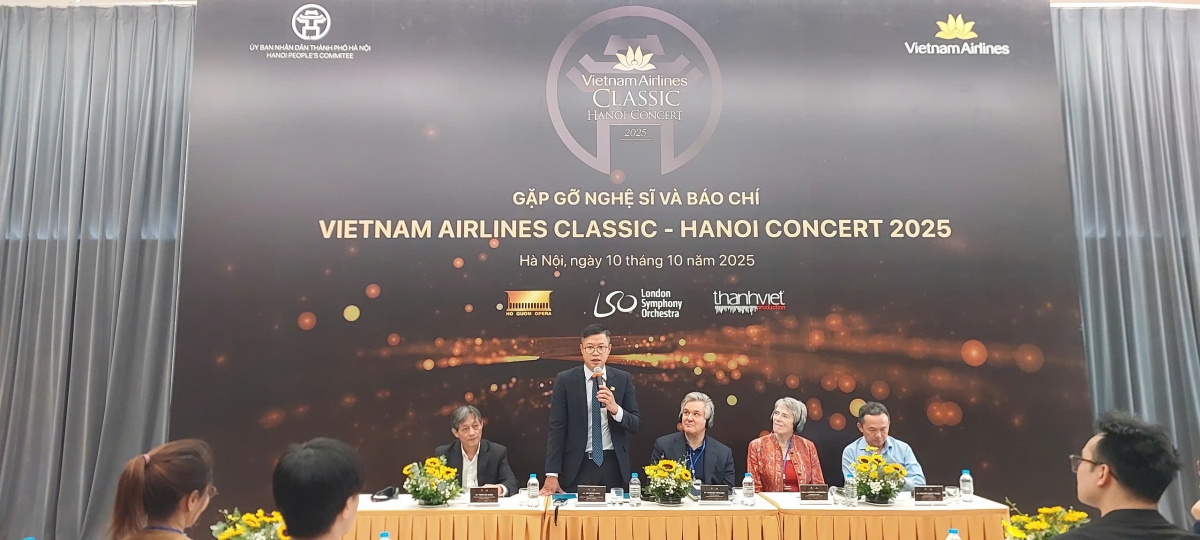 Ông Đỗ Đông Hưng – Trưởng Ban Truyền thông Vietnam Airlines phát biểu tại Họp báo Vietnam Airlines Classic – Hanoi Concert 2025