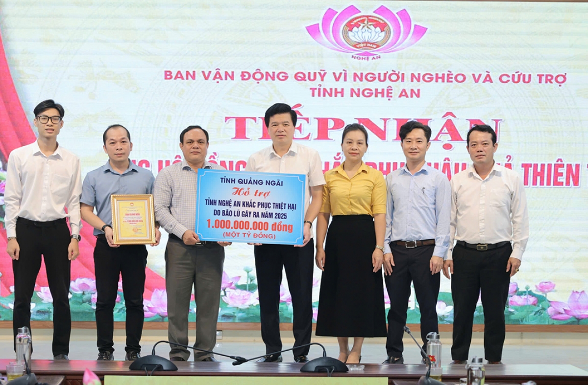 Ông Hồ Ngọc Thịnh, Phó Chủ tịch Ủy ban MTTQ Việt Nam tỉnh Quảng Ngãi (thứ 3 từ trái qua) trao tiền hỗ trợ tỉnh Nghệ An khắc phục hậu quả mưa lũ.