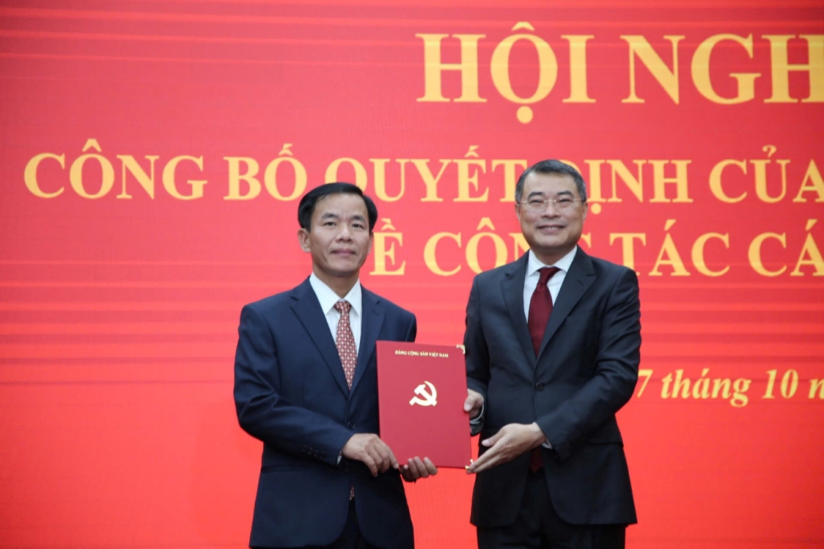 Ông Lê Minh Hưng - Ủy viên Bộ Chính trị, Bí thư Trung ương Đảng, Trưởng Ban Tổ chức Trung ương trao quyết định của Bộ Chính trị về việc điều động, chỉ định ông Nguyễn Văn Phương giữ chức Bí thư Tỉnh ủy Quảng Trị