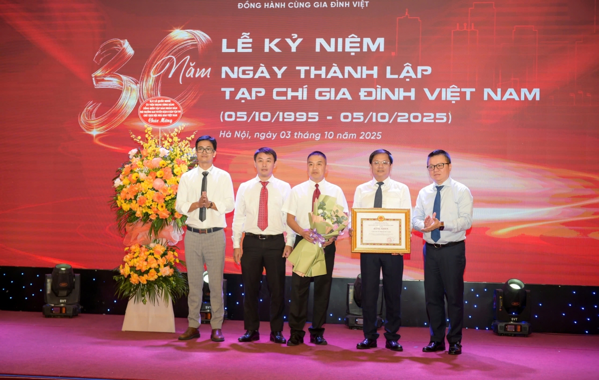ong_le_quoc_minh_trao_bang_khen_cua_ban_tuyen_giao_va_dan_van_trung_uong_cho_tap_chi_gia_dinh_viet_nam.jpg