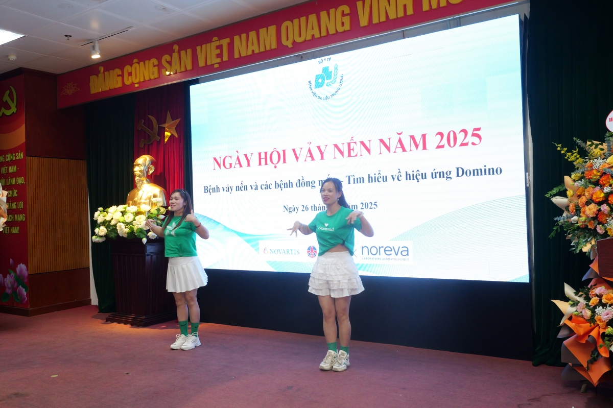 Bệnh nhân vảy nến trình diễn các tiết mục văn nghệ tại chương trình kỷ niệm