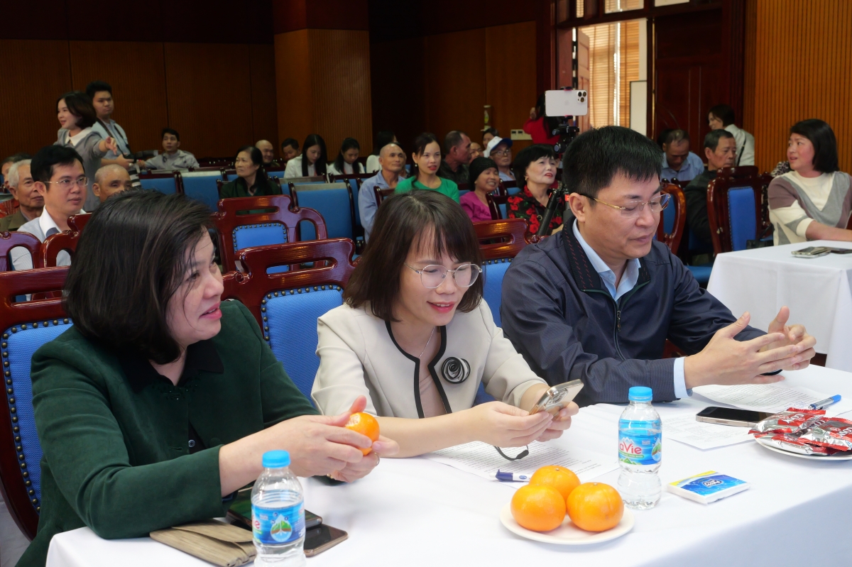 Các bác sỹ và đông đảo bệnh nhân vảy nến tham dự chương trình kỷ niệm Ngày vảy nến thế giới tại BV Da liễu Trung ương
